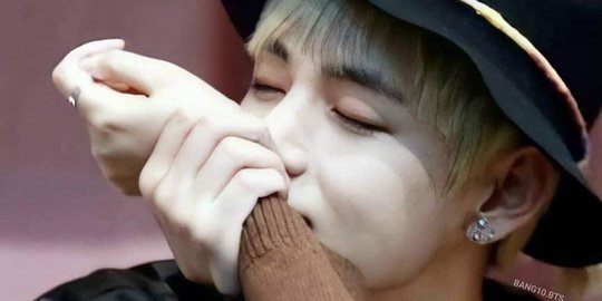 V BTS Pegang Tangan Army dan Cium Aroma Parfumnya, Bikin Iri Maksimal