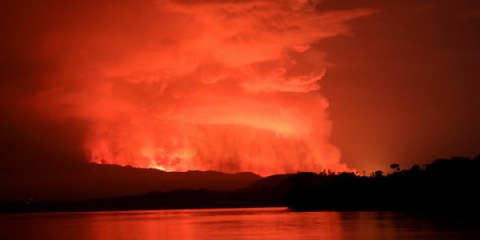 Letuasan Gunung Berapi Nyiragongo Merahkan Langit Kongo