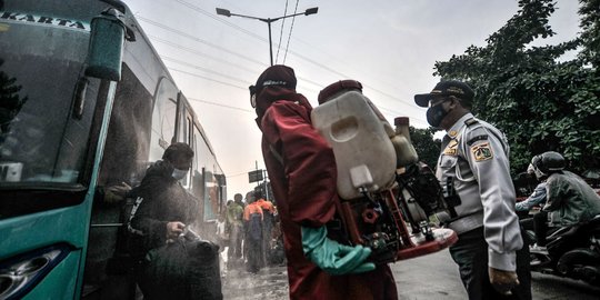 Penyemprotan Disinfektan kepada Pemudik di Terminal Kampung Rambutan