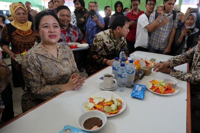 puan maharani makan siang di kantin dpr