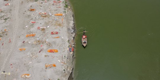 Pantauan Udara Kuburan Massal Korban Corona di Sungai Gangga