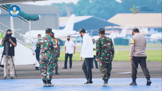 letda ajeng pilot tempur wanita pertama kini tugas di pesawat presiden