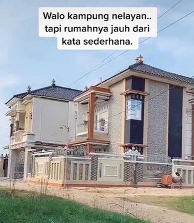 penampakan kampung nelayan dengan rumah megah