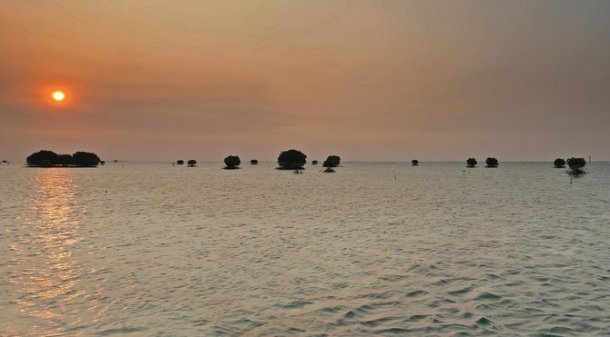 matahari terbenam di pulau pari