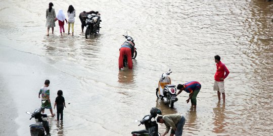 Kali Ciliwung Meluap, Permukiman di Kampung Melayu Banjir Setinggi 120 Cm