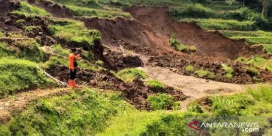 Ancaman Longsor, Warga Kampung Cirawa Cibeber Cianjur Diungsikan