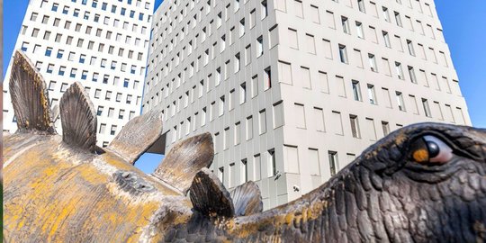 Jasad Seorang Pria di Spanyol Ditemukan dalam Patung Dinosaurus