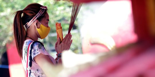 Ritual Sembahyang Waisak di Vihara Buddha Dharma dan 8 Pho Sat