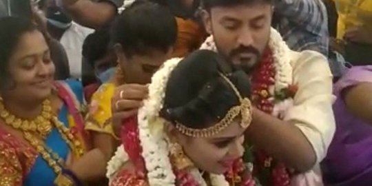 Pengantin di India Gelar Pesta Pernikahan dalam Pesawat Demi Hindari Pembatasan Covid