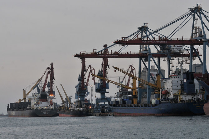 bongkar muat peti kemas di pelabuhan tanjung priok