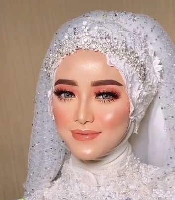 pengantin ini disebut riasannya jelek karena kurang menor