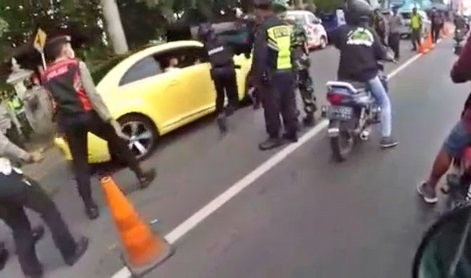 vw kuning yang terobos penyekatan di klaten