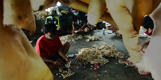 Rela Menahan Bau Anyir Pekerja Pembuat Kerupuk Kulit Sapi di Depok