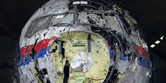 Penampakan Bangkai Pesawat MH17 Setelah Dirakit Ulang