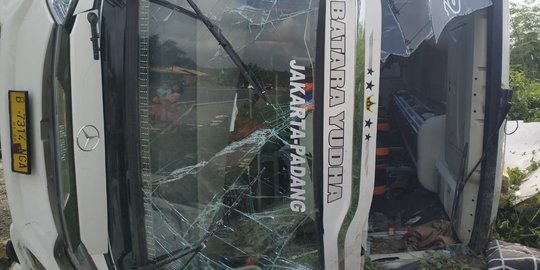 Bus AKAP Rute Padang-Jakarta Terbalik di Sumsel, 4 Orang Tewas dan Sopir Kabur
