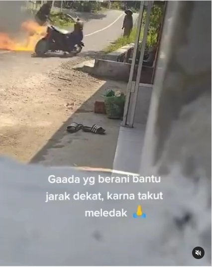 aksi heroik pria padamkan api seorang diri