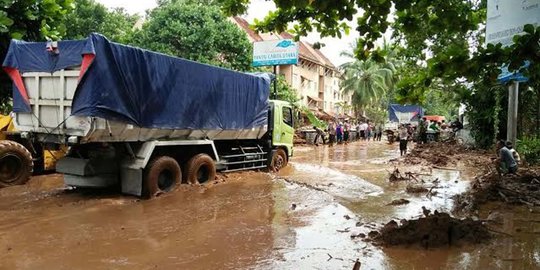 Banjir Air Pasang Rusak Sejumlah Warung di Pantai Sodong Cilacap