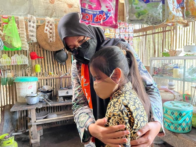 jemput anak terancam putus sekolah bupati ipuk disambut tangis haru nenek supiyati