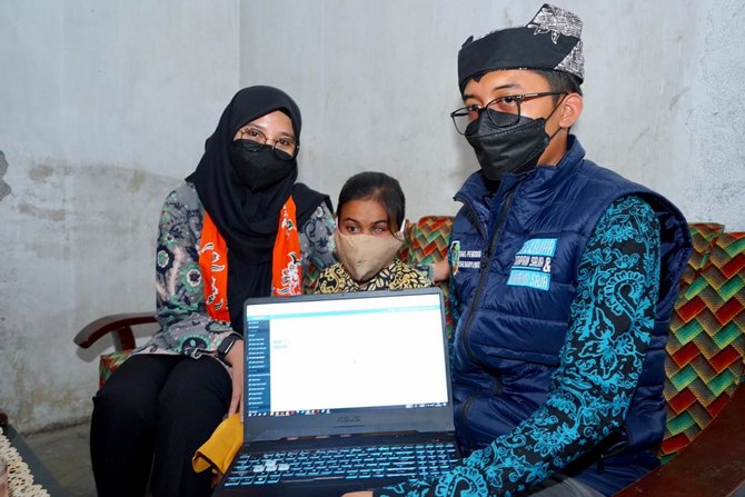 jemput anak terancam putus sekolah bupati ipuk disambut tangis haru nenek supiyati