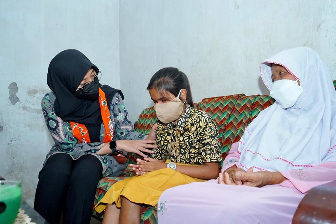 jemput anak terancam putus sekolah bupati ipuk disambut tangis haru nenek supiyati