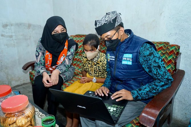 jemput anak terancam putus sekolah bupati ipuk disambut tangis haru nenek supiyati