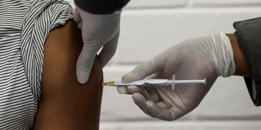 CEK FAKTA: Pria Disuntik Jarum Kosong Saat Vaksinasi Bukan di Indonesia, Ini Faktanya
