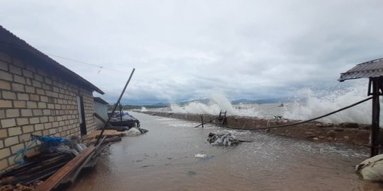 Dampak Gerhana Bulan, Banjir Rob Genangi Puluhan Rumah Perkampungan Nelayan Pamekasan