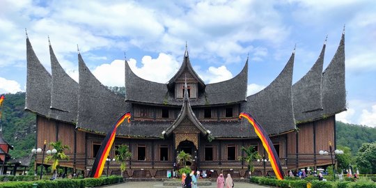 Kemegahan Arsitektur Istano Basa Paguruyung di Tanah Minang