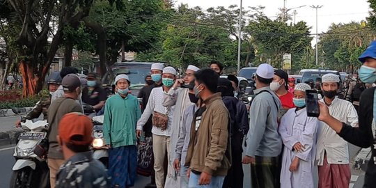 Simpatisan Usai Sidang Vonis Rizieq: Habib Bukan Penjahat, Bukan Koruptor