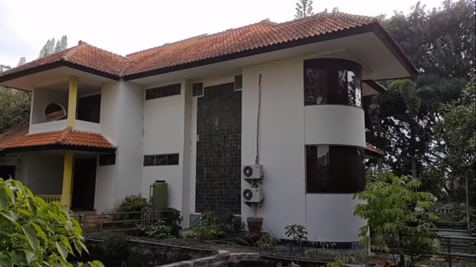 rumah mewah luas banget di bandung 20 tahun terbengkalai
