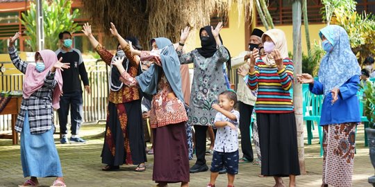 Senam Bareng Lansia, Bupati Banyuwangi Kampanyekan Vaksinasi Covid-19
