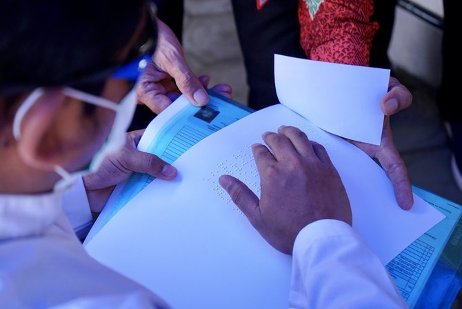 bupati banyuwangi ipuk fiestiandani serahkan dokumen kependudukan braille untuk teman netra