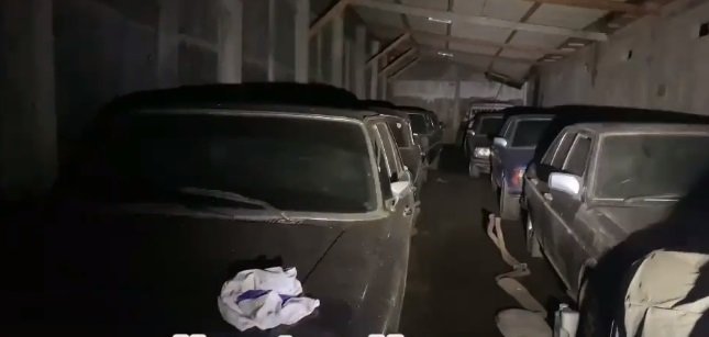 viral video puluhan mobil mewah terbengkalai tidak terurus penuh debu