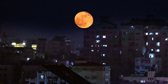 Keindahan Super Blood Moon di Langit Gaza