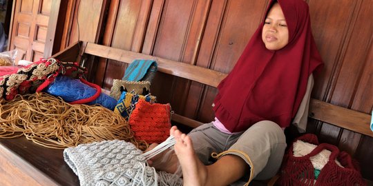Melihat Mahakarya Kerajinan Tas Rajut Wanita Tuna Daksa