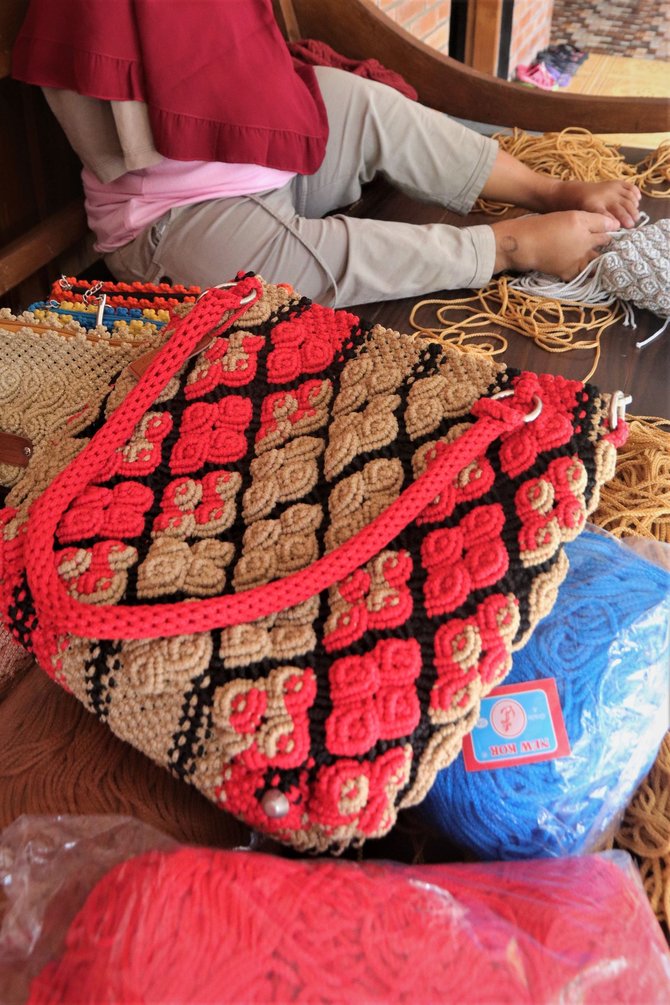 Melihat Mahakarya Kerajinan Tas Rajut Wanita Tuna Daksa Merdeka Com