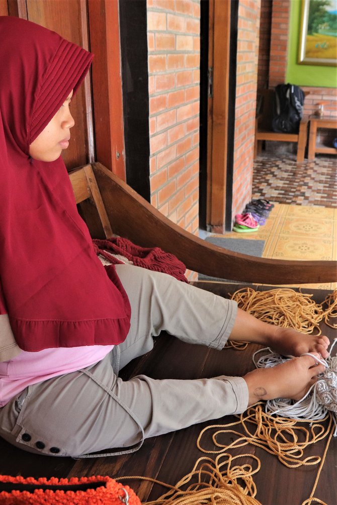 kerajinan tas rajut wanita tuna daksa