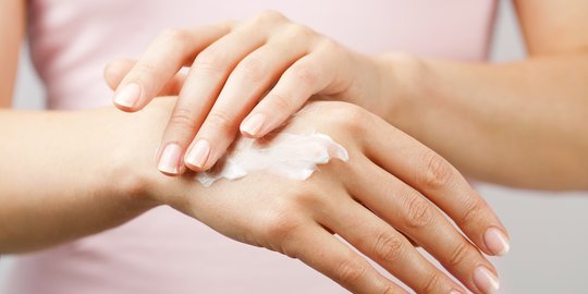 6 Cara Mengatasi Kulit Tangan Kering Mudah dan Aman, Ketahui Juga Penyebabnya