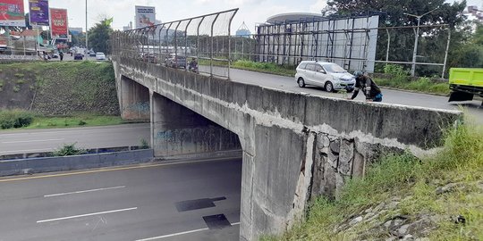 Kronologi Kecelakaan Driver Ojek Masuk Tol Versi PT BSD: Motor Ditabrak Mobil