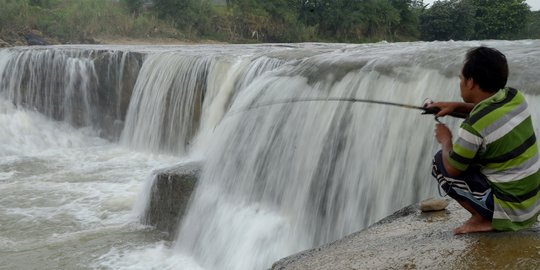 Mengisi Waktu dengan Mancing Ikan di Sungai Cileungsi