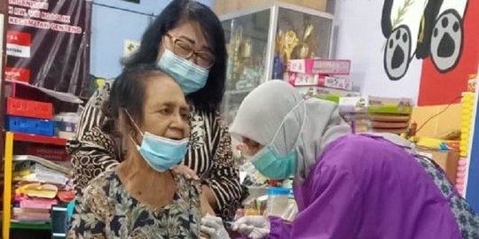 Door to Door Jemput Lansia untuk Vaksinasi Covid-19 di Surabaya