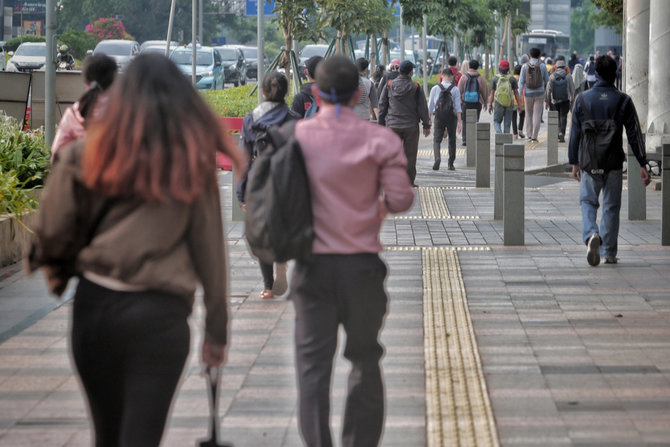 aktivitas pegawai usai bekerja di kawasan sudirman