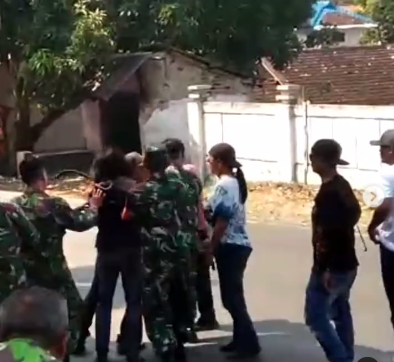 pria bertato kejar perwira tni sampai ke koramil