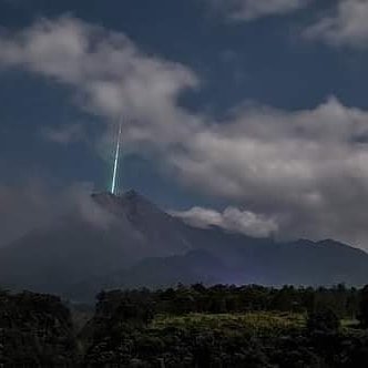 kilatan cahaya misterius di atas gunung merapi