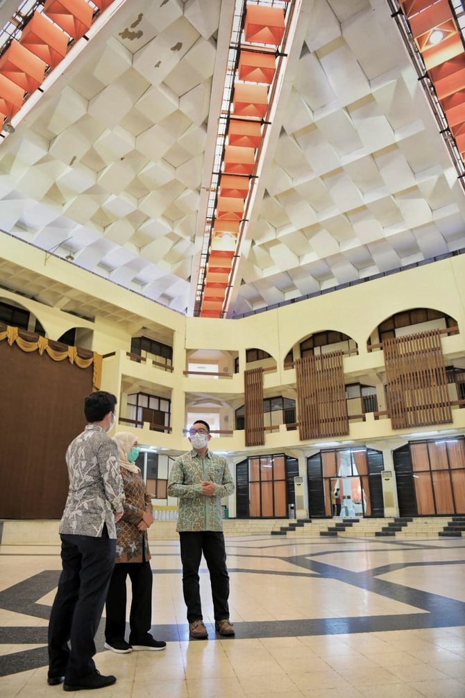 ridwan kamil kunjungi islamic center surabaya untuk desain ulang