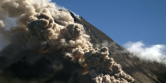 Gunung Merapi Luncurkan Awan Panas Guguran Sejauh Tiga Kilometer