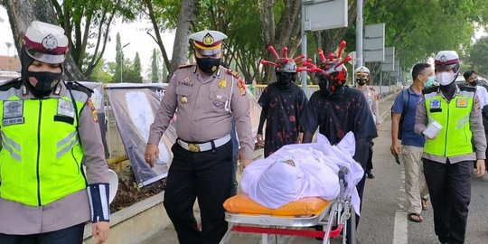 Polisi Bawa 'Jenazah Covid-19' Sosialisasi Prokes di Lhokseumawe