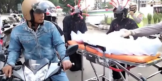 Video Cara Unik Polisi Ajak Warga Pakai Masker, Bawa 'Mayat' ke Jalan Bikin Kapok