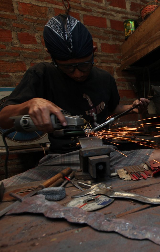 melihat proses sakral pembuatan keris para empu