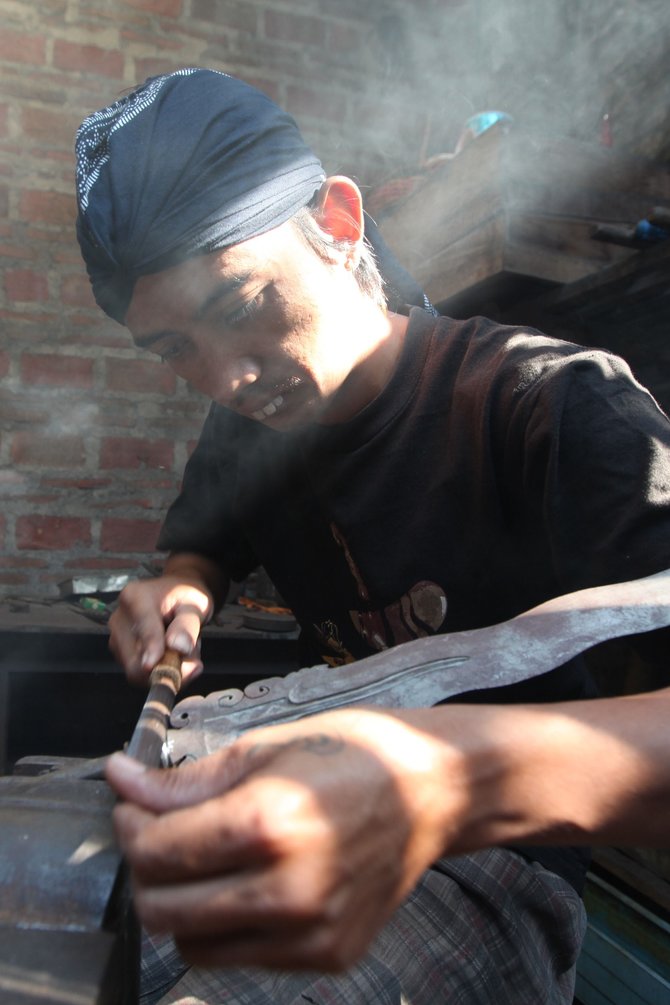 melihat proses sakral pembuatan keris para empu